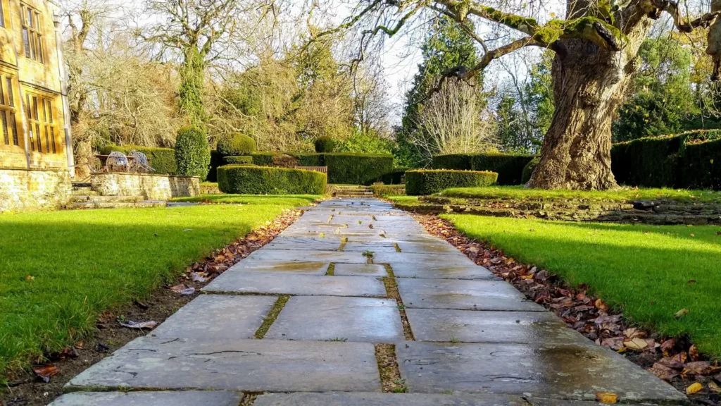Pavimentazione per giardino come unire estetica e funzionalità